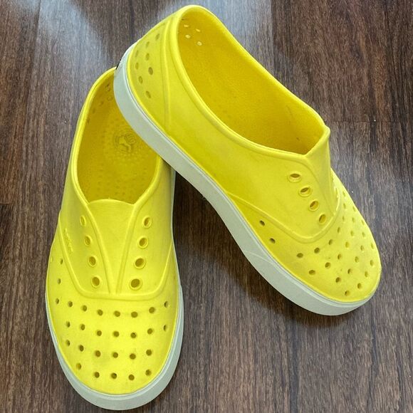 Native Yellow Kids Slip-On Shoes Sz 2 - Picture 1 of 6